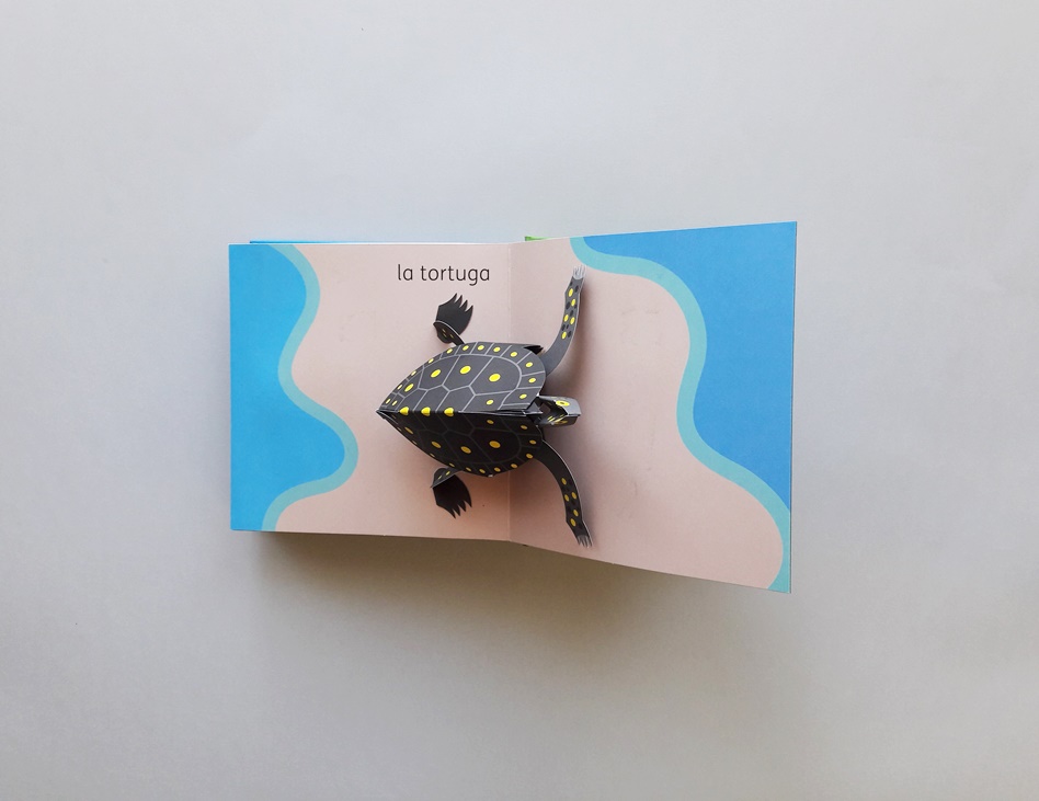 Żółw morski na piasku
